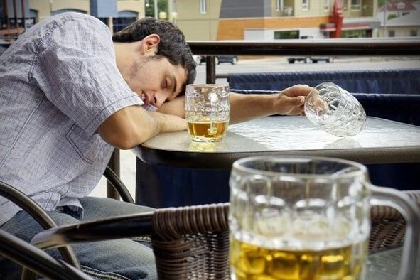 Wie man einer trinkenden Person hilft, mit dem Trinken aufzuhören