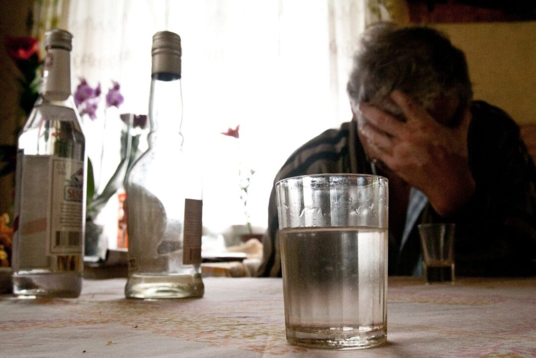 Mangelnde Kontrolle über die Alkoholmenge ist ein Zeichen für die Entwicklung von Alkoholismus