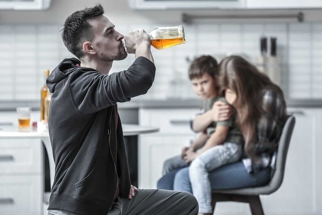 Männlicher Alkoholismus kann eine Familie zerstören